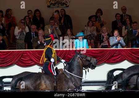 Windsor, Berkshire, Royaume-Uni. 4 juillet 2021. La reine Elizabeth II a été rejointe cet après-midi par le comte et la comtesse de Wessex dans la boîte royale du Royal Windsor Horse Show. Sa Majesté portait un manteau bleu vif et un chapeau assorti. Elle a fait des présentations aux lauréats du Grand Prix de conduite international Land Rover et a décerné un nouveau prix à la troupe du Roi, la meilleure équipe d'artillerie de l'Artillerie royale. Crédit : Maureen McLean/Alay Banque D'Images