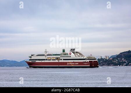 Ferry pour voitures et passagers Bergensfjord à Byfjorden, au départ du port de Bergen, Norvège Banque D'Images
