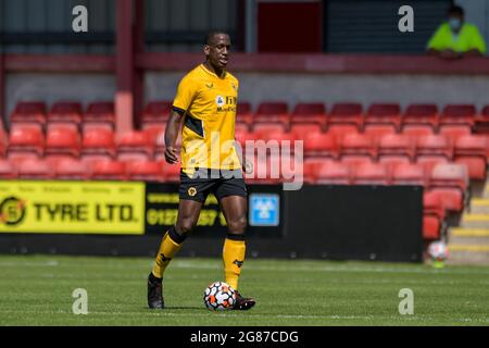 Crewe, Royaume-Uni. 17 juillet 2021. Willy Boly #15 de Wolverhampton Wanderers avec le ballon à Crewe, Royaume-Uni le 7/17/2021. (Photo de Simon Whitehead/News Images/Sipa USA) crédit: SIPA USA/Alay Live News Banque D'Images