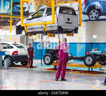 Kostanay,Kazakhstan,Mai 14,2012:Saryarkaavtoprom usine de construction automatique. Assemblage de voitures Ssangyong. Connexion de la carrosserie et du châssis de la voiture à l'aide d'un manipulateur Banque D'Images