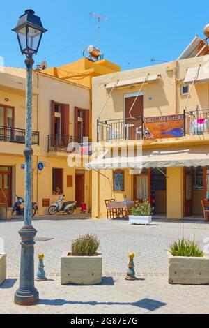 Rethimno, île de Crète, Grèce - 26 avril 2018 : ancienne place de la ville de Rethimno Banque D'Images