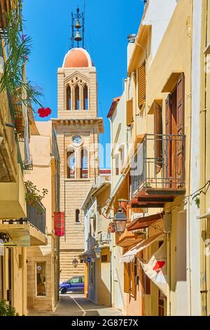 Rethimno, île de Crète, Grèce - 26 avril 2018 : ancienne rue avec clocher dans la ville de Rethimno Banque D'Images