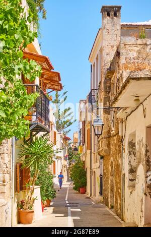 Rethimno, Crète, Grèce - 26 avril 2018 : ancienne rue de la ville de Rethimno Banque D'Images