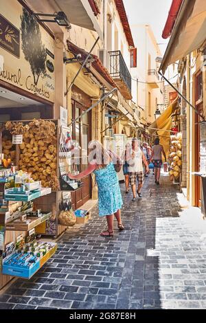 Rethymno, île de Crète, Grèce - 26 avril 2018 : rue commerçante avec boutiques de souvenirs et personnes à pied dans la ville de Rethymno Banque D'Images