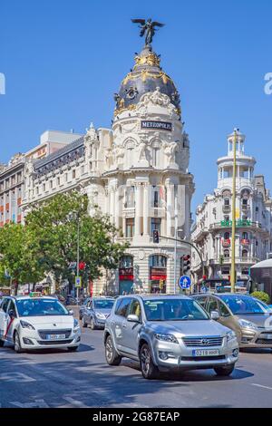 Madrid, Espagne - 01 septembre 2016 : trafic à Gran via par le bâtiment Metropolis à Madrid. Paysage urbain Banque D'Images