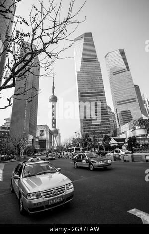 Shanghai, Chine - 8 avril 2014 : voiture de taxi dans la rue de la ville de Shanghai. Photographie urbaine en noir et blanc, prise de vue grand angle Banque D'Images