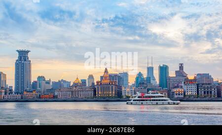 Shanghai, Chine - 10 avril 2014 : ville de Shanghai avec le front de mer de Bund et la rivière au crépuscule. Vue panoramique Banque D'Images