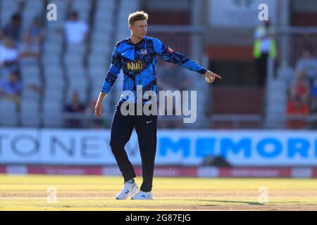 ROYAUME-UNI. 17 juillet 2021. Joe Root of Yorkshire Vikings organise le terrain pour son bowling au Royaume-Uni le 7/17/2021. (Photo de Conor Molloy/News Images/Sipa USA) crédit: SIPA USA/Alay Live News Banque D'Images