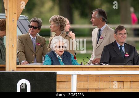 Windsor, Berkshire, Royaume-Uni. 3 juillet 2021. La reine Elizabeth II appréciait le Royal Windsor Horse Show ce matin. Son premier receveur de cheval, est arrivé premier dans le RoR Open in Hand Show Series qualificateur pour les anciens chevaux de course. Son principal Groom Terry Pendry et son directeur de course Sir John Warren ont observé le qualificateur avec sa Majesté la Reine. Crédit : Maureen McLean/Alay Banque D'Images