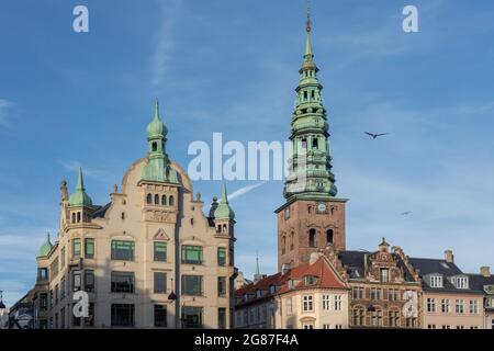 Bâtiments de la place Amagertorv - bâtiment Hojbrohus et tour Nikolaj Kunsthal - Copenhague, Danemark Banque D'Images