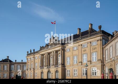 Palais Amalienborg - Palais de Frederick VIII avec drapeau du prince héritier du Danemark, résidence officielle du prince héritier frederik - Copenhague, Danemark Banque D'Images