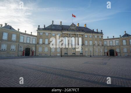 Palais Amalienborg - Palais chrétien VIII avec la norme de la Maison Royale - Copenhague, Danemark Banque D'Images