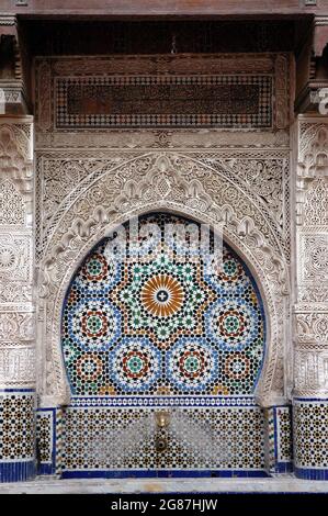 Belle fontaine artisanale au Maroc Banque D'Images