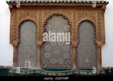 Belle fontaine artisanale au Maroc Banque D'Images
