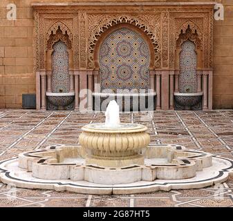Belle fontaine artisanale au Maroc Banque D'Images