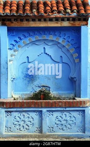Belle fontaine artisanale au Maroc Banque D'Images