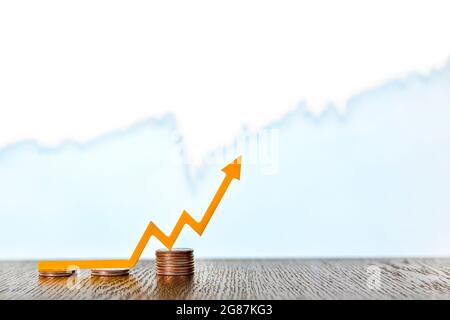 Volatilité, variation de la valeur des titres, volatilité des marchés boursiers. Flèche pointant vers le haut sur les piles de pièces, la bannière, la place pour le texte. Banque D'Images