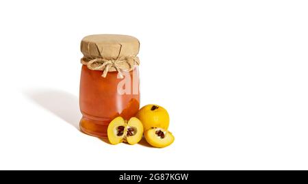 Confiture de coings isolée sur fond blanc. Pot de confiture et tranches de fruits de coing. Copier l'espace. Banque D'Images