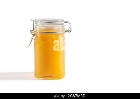 Confiture jaune maison dans un pot sur fond blanc. Confiture de fruits. Espace pour le texte. Banque D'Images