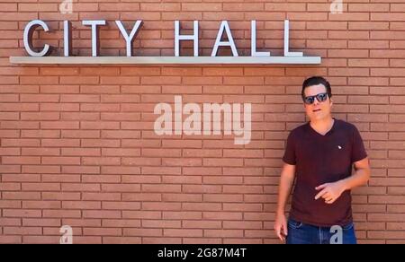 Riverside, Californie, États-Unis. 17 juillet 2021. Après s'être vu refuser l'autorisation d'organiser un rallye « America First » dans trois villes du sud de la Californie, Laguna Hills, Riverside et Anaheim, Le représentant MATT GAETZ (R-FL) invite ses suiveurs Twitter à l'hôtel de ville de Riverside pour un ''discours libre. Protestation pacifique contre le communisme'' avec lui et le représentant Marjorie Taylor Greene (R-GA)(Credit image: © Twitter/Matt Gaetz/ZUMA Press Wire) Banque D'Images