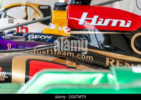 Lotus E21 Formule 1, Grand Prix au Goodwood Festival of Speed 2013. Kimi Räikkönen 2012 voiture en avant dans la rangée de voitures F1 dans le garage Banque D'Images