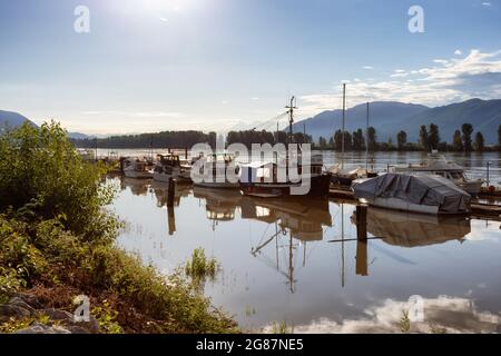 Bateaux garés à un quai dans la rivière Banque D'Images