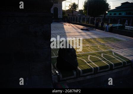 Srinagar, Inde. 17 juillet 2021. Une femme musulmane cachemiri prie à l'extérieur du sanctuaire de Saint Soufi Syed Ali Hamadani pendant son ours de Srinagar.des centaines de musulmans cachemiriens se sont rassemblés à Shrines pour commémorer l'anniversaire de la mort d'un Saint soufi célèbre, Mir Syed Ali Hamadani. Crédit : SOPA Images Limited/Alamy Live News Banque D'Images