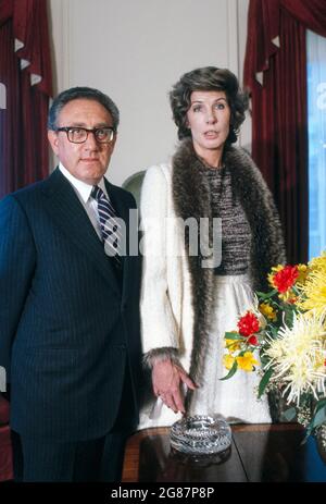 Henry et Nancy Kissinger, Portrait en demi-longueur chez soi, New York, New York, États-Unis, Bernard Gotfryd, 28 novembre 1978 Banque D'Images