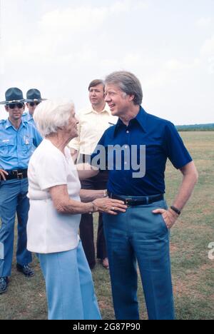 Le président américain Jimmy carter avec sa mère, Lillian, Plains, Georgia, USA, Bernard Gotfryd, 1977 Banque D'Images