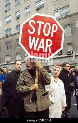 Démonstration anti-guerre du Vietnam, Fifth Avenue, New York, États-Unis, Bernard Gotfryd, avril 1969 Banque D'Images