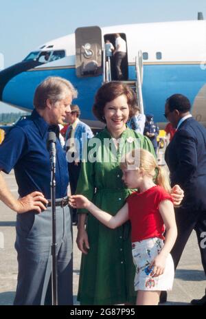 Président des États-Unis, première dame Rosalynn carter, Amy carter en attente du départ de Mme carter pour l'Amérique latine, aéroport de Brunswick, Géorgie, États-Unis, Bernard Gotfryd, 30 mai 1977 Banque D'Images