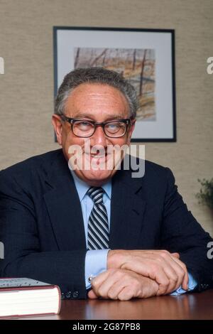 Henry Kissinger, politicien américain et diplomate, Portrait en demi-longueur, New York, New York, Etats-Unis, Bernard Gotfryd, novembre 1982 Banque D'Images