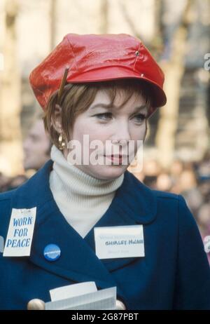 L'actrice Shirley MacLaine participe au moratoire du Vietnam, une démonstration pour la paix, Bryan Park, New York, New York, Etats-Unis, Bernard Gotfryd, 15 octobre 1969 Banque D'Images