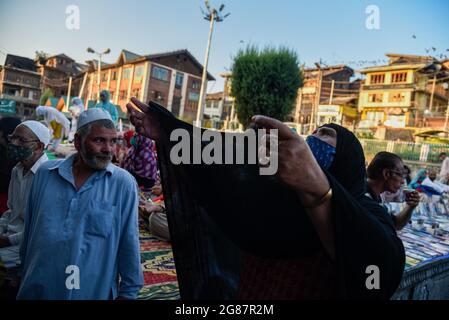 Srinagar, Inde. 17 juillet 2021. Une femme musulmane cachemiri prie à l'extérieur du sanctuaire de Saint Soufi Syed Ali Hamadani pendant son ours de Srinagar.des centaines de musulmans cachemiriens se sont rassemblés à Shrines pour commémorer l'anniversaire de la mort d'un Saint soufi célèbre, Mir Syed Ali Hamadani. (Photo par Irrees Abbas/SOPA Images/Sipa USA) crédit: SIPA USA/Alay Live News Banque D'Images