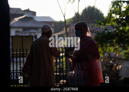 Srinagar, Inde. 17 juillet 2021. Une femme musulmane cachemiri prie à l'extérieur du sanctuaire de Saint Soufi Syed Ali Hamadani pendant son ours de Srinagar.des centaines de musulmans cachemiriens se sont rassemblés à Shrines pour commémorer l'anniversaire de la mort d'un Saint soufi célèbre, Mir Syed Ali Hamadani. (Photo par Irrees Abbas/SOPA Images/Sipa USA) crédit: SIPA USA/Alay Live News Banque D'Images