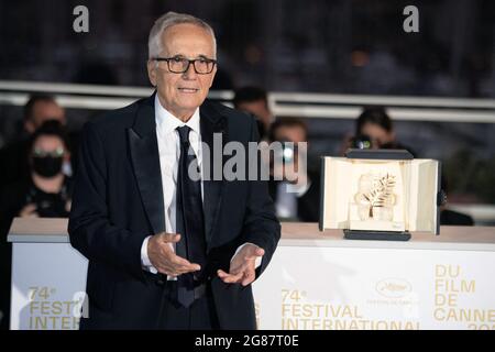 Marco Bellocchio pose avec le Prix honorifique lors du 74e Festival annuel du film de Cannes le 17 juillet 2021 à Cannes, France. Photo de David Niviere/ABACAPRESS.COM Banque D'Images