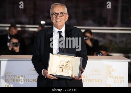 Marco Bellocchio pose avec le Prix honorifique lors du 74e Festival annuel du film de Cannes le 17 juillet 2021 à Cannes, France. Photo de David Niviere/ABACAPRESS.COM Banque D'Images