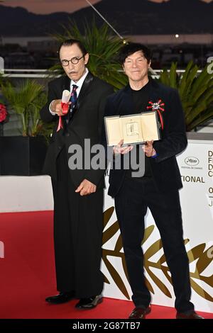 Cannes, France. 17 juillet 2021. CANNES, FRANCE. 17 juillet 2021 : Ron Mael et Russell Mael au photocall pour les Cannes Awards 2021 au 74e Festival de Cannes. Crédit photo : Paul Smith/Alamy Live News Banque D'Images