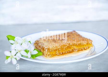 Miel naturel aux roses et aux agrumes Banque D'Images