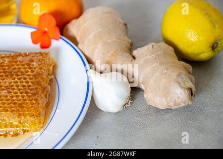 Miel naturel aux roses et aux agrumes Banque D'Images