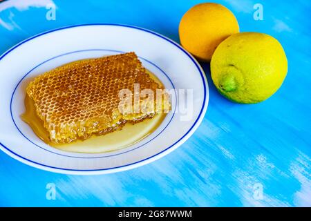 Miel ruche avec des ingrédients d'agrumes comme le citron et l'orange Banque D'Images