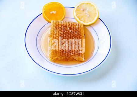 Miel ruche avec des ingrédients d'agrumes comme le citron et l'orange Banque D'Images