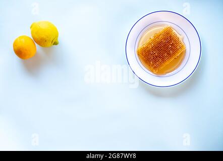 Miel ruche avec des ingrédients d'agrumes comme le citron et l'orange Banque D'Images