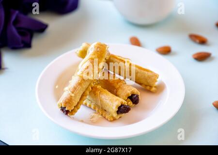 Bonbons arabes. Traditionnel eid semolina maamoul ou mamoul biscuits avec des dates et des noix Banque D'Images