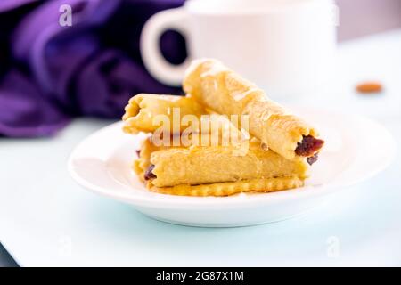 Bonbons arabes. Traditionnel eid semolina maamoul ou mamoul biscuits avec des dates et des noix Banque D'Images