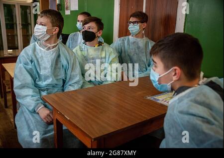 Tambov, Russie. 3 avril 2021. Les étudiants portant un masque facial assistent aux cours de chimie supplémentaires à l'Université d'État de Tambov.récemment, le nombre de cas de coronavirus a augmenté en Russie. De nouvelles restrictions sont introduites dans diverses régions russes en raison de la pandémie du coronavirus. (Credit image: © Lev Vlasov/SOPA Images via ZUMA Press Wire) Banque D'Images