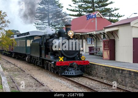 Le Cockle train conduit par RX 224, une locomotive à vapeur construite en 1915, arrive à la station de Port Elliot en Australie méridionale, en Australie. Banque D'Images