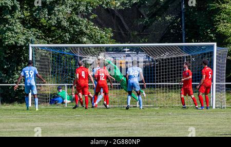 Warrington Rylands 1906 FC a accueilli le Coventry City FC U23 dans leur troisième match de football pré-saison de la saison 2021-2022 Banque D'Images