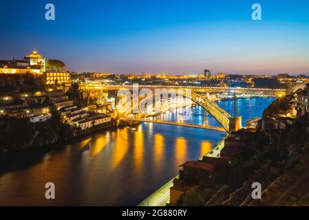 Pont Dom Luiz sur le fleuve douro à porto au portugal la nuit Banque D'Images