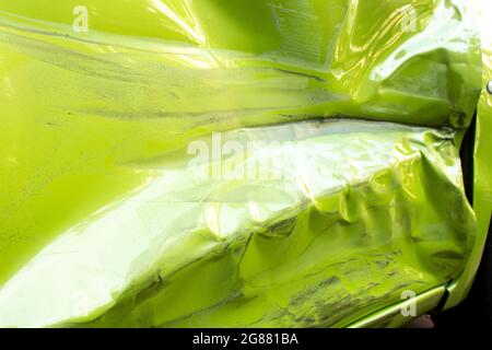 Fermé jusqu'fond de couleur vert endommagé porte de voiture qui a causé d'un accident Banque D'Images